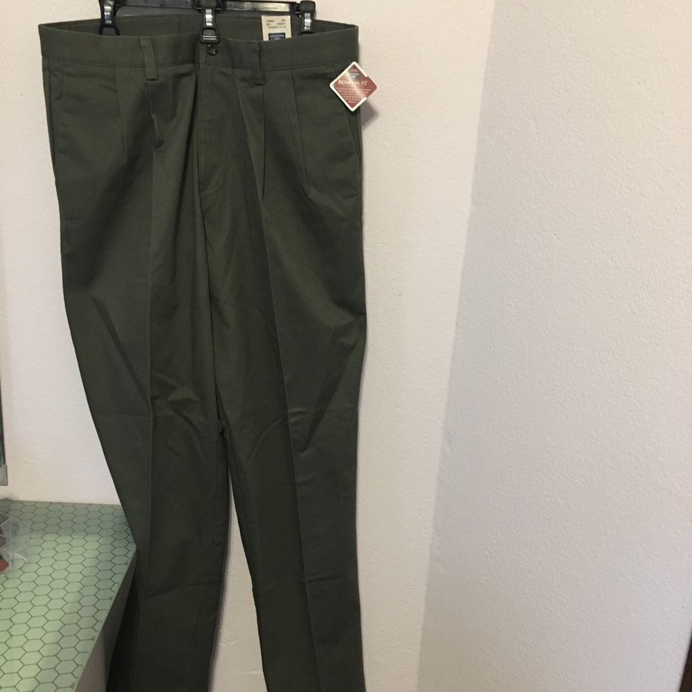 NWT Dockers Pleated Original Khakis 36 x 34